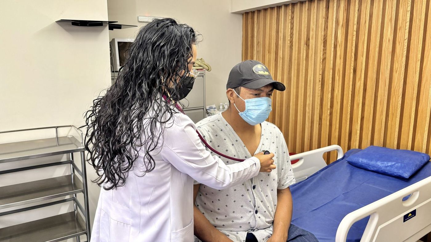 Médico revisando a paciente en RENALTY