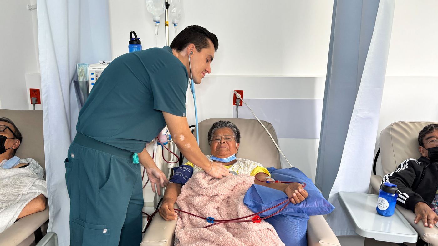 Doctor atendiendo a paciente durante sesión de hemodiálisis en RENALTY