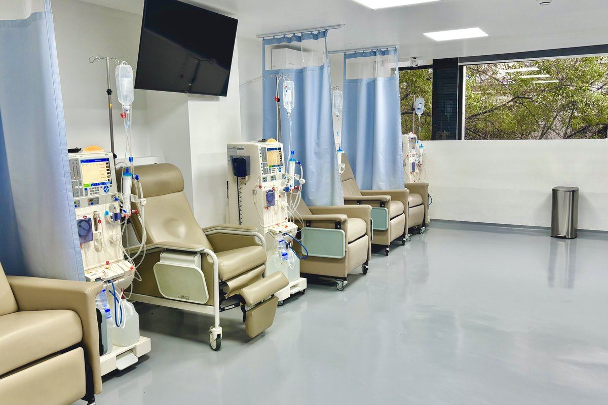 Sala de hemodiálisis RENALTY — sillones y equipo médico